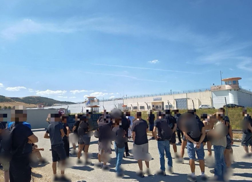 Εκτός φυλακής ο Νίκος Μαζιώτης, οι πρώτες εικόνες από την έξοδό του από τον Δομοκό