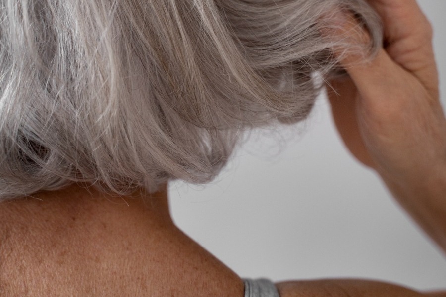 Γιατί ασπρίζουν τα μαλλιά μας και τι μπορείτε πραγματικά να κάνετε για να το καθυστερήσετε