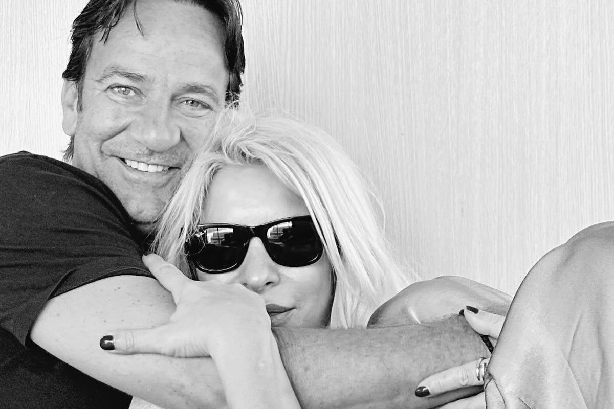 Η επίσημη ανακοίνωση της Ελένης Μενεγάκη για το γάμο της με τον Μάκη Παντζόπουλο