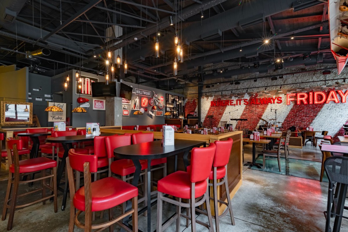 TGI FRIDAYS LOFT Καπνικαρέας: Stand‑up comedy, Quiz και Karaoke στο νέο πρόγραμμα