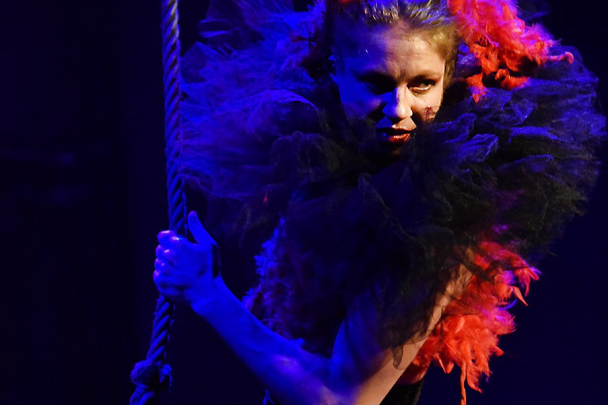 WOMAN‑HOOD: Solo performance ακροβατικής κούνιας και χορού στο Red Jasper τον Νοέμβριο