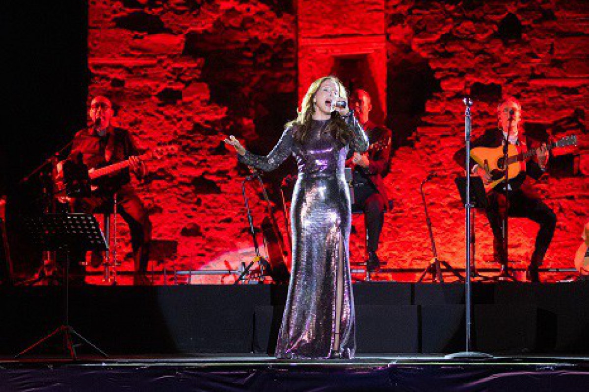 Η Βίκυ Λέανδρος έκλεισε το Sani Festival 2026 σε μια ιστορική συναυλία στον Λόφο της Σάνης