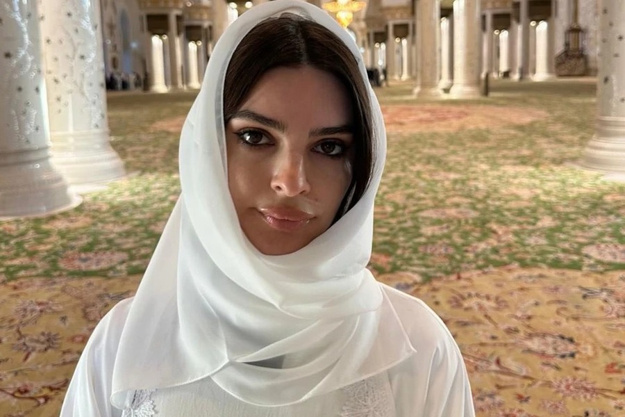 Σάλος με την Έμιλι Ραταϊκόφσκι: Xορεύει twerking σε μίνι μάρκετ και μετά φορά χιτζάμπ