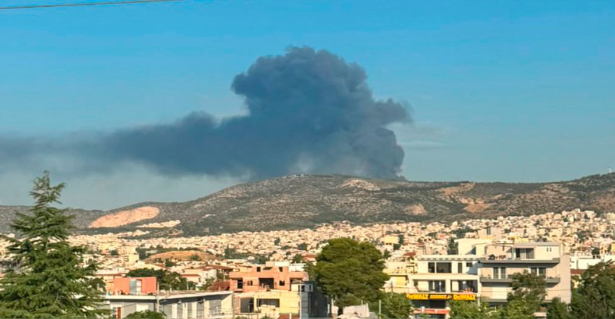 Έντεκα τραυματίες από τη φωτιά στον Ασπρόπυργο, οι 3 διασωληνωμένοι - Ανησυχία για φορτηγό με δεξαμενή προπανίου που είναι μέσα στην επιχείρηση