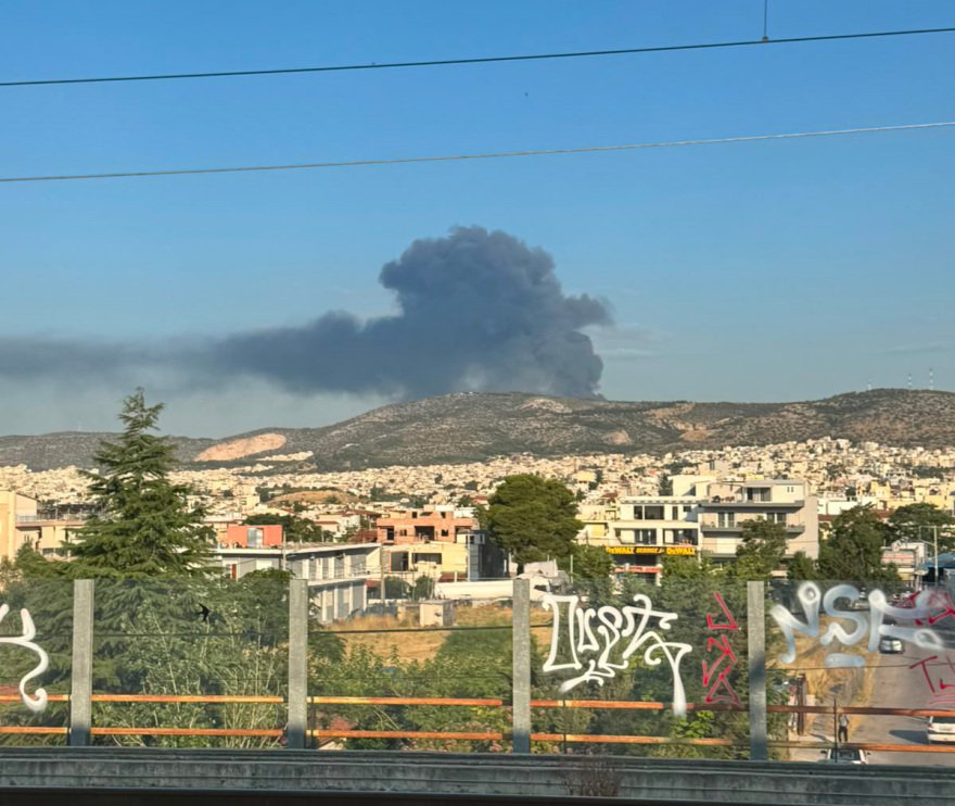 Έντεκα τραυματίες από τη φωτιά στον Ασπρόπυργο, οι 3 διασωληνωμένοι - Ανησυχία για φορτηγό με δεξαμενή προπανίου που είναι μέσα στην επιχείρηση