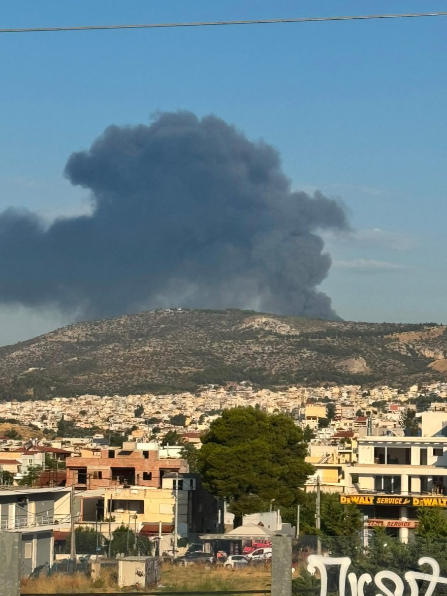 Έντεκα τραυματίες από τη φωτιά στον Ασπρόπυργο, οι 3 διασωληνωμένοι - Ανησυχία για φορτηγό με δεξαμενή προπανίου που είναι μέσα στην επιχείρηση