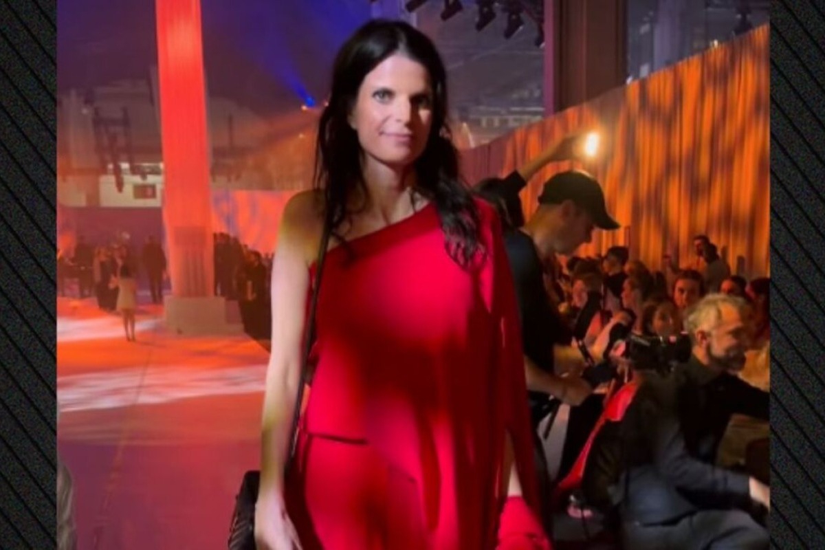 Η Αθηνά Ωνάση με κόκκινη ολόσωμη φόρμα σε επίδειξη μόδας στη Βαρκελώνη