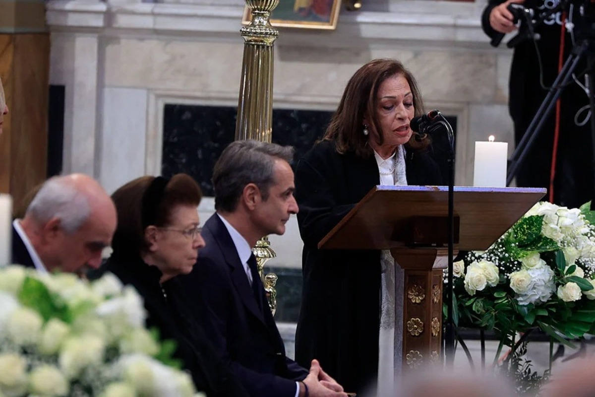 Βουρκωμένη η Χαρούλα Αλεξίου στον επικήδειο για τη Μαρινέλλα: «Όλος ο Ελληνισμός μιλάει για εσένα»