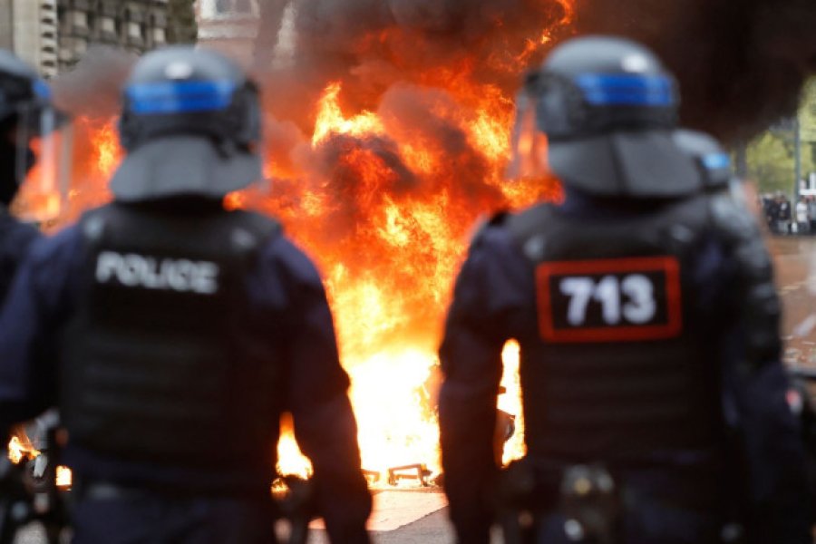 Επικό βίντεο: Κινεζική εταιρεία διαφημίζει το άθραυστο γυαλί της μέσα από τις λεηλασίες στη Γαλλία