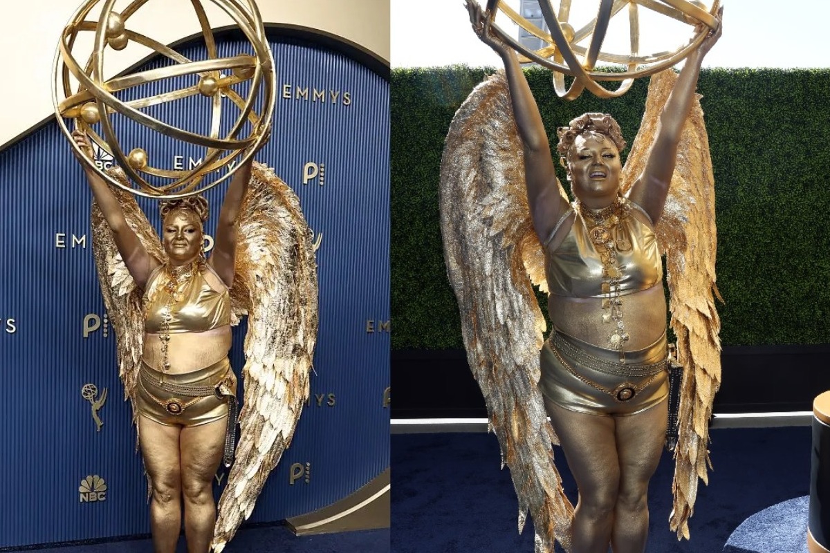 Emmys 2026: Η Meg Stalter ντύθηκε κυριολεκτικά... βραβείο Emmy και έγινε viral