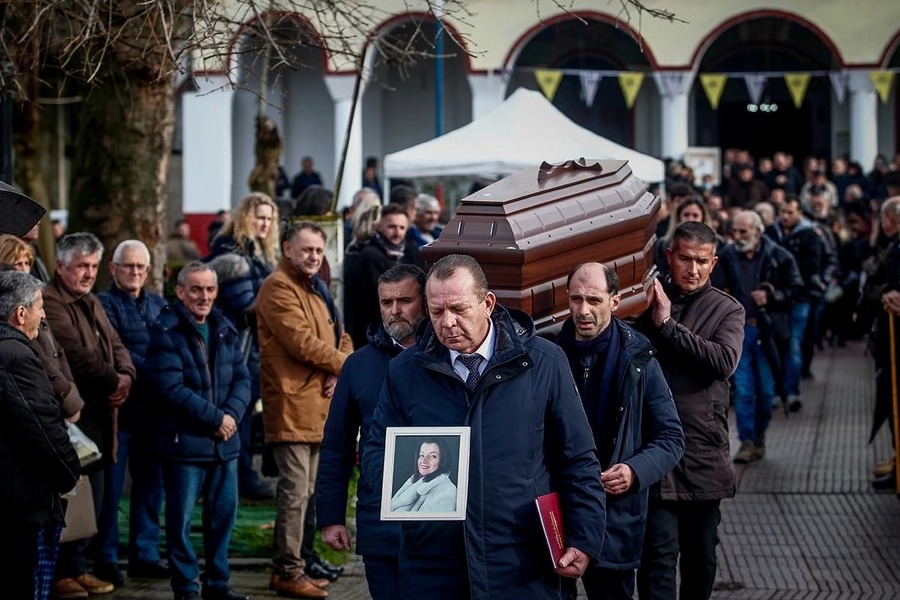 «Μαμά, πήραν άδικα τη ζωή σου, δεν ήταν στη μοίρα της να φύγει τόσο νέα»: Σπαραγμός στις κηδείες των εργατριών της «Βιολάντα»