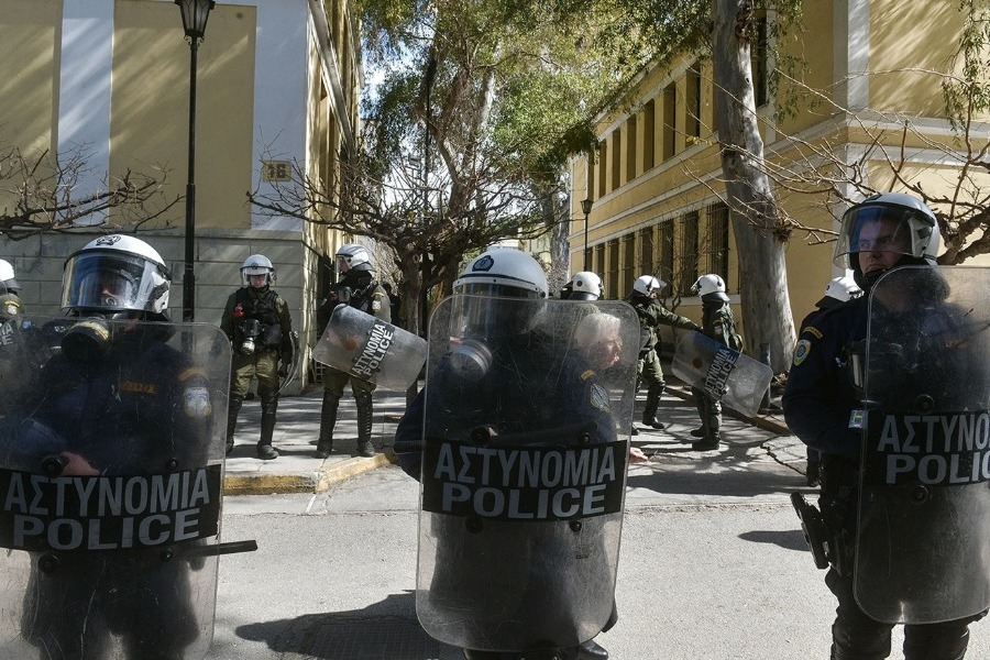 Επεισόδια στην Ευελπίδων με «υπερασπιστές» των ληστών της Τιθορέας: Στη φυλακή και οι 6 μετά τις απολογίες τους