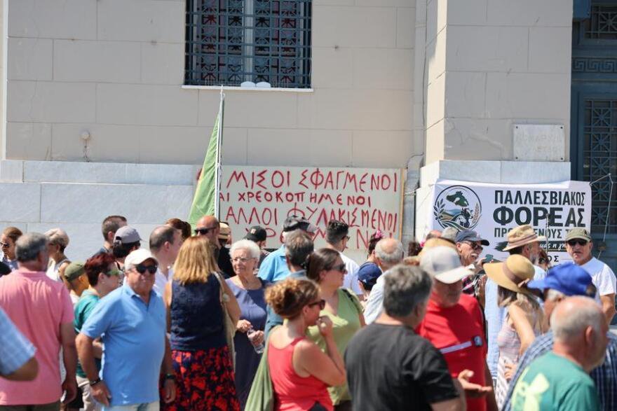 Έξαλλοι κτηνοτρόφοι μπούκαραν στη συνεδρίαση για τον αφθώδη πυρετό στη Λέσβο, παραιτήθηκαν δύο άτομα, δείτε βίντεο
