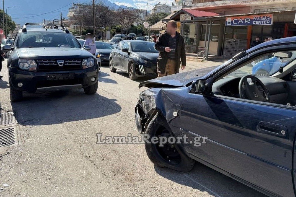 Σφοδρό τροχαίο στη Λαμία: Επιχείρησε προσπέραση σε κεντρικό δρόμο και προκάλεσε καραμπόλα