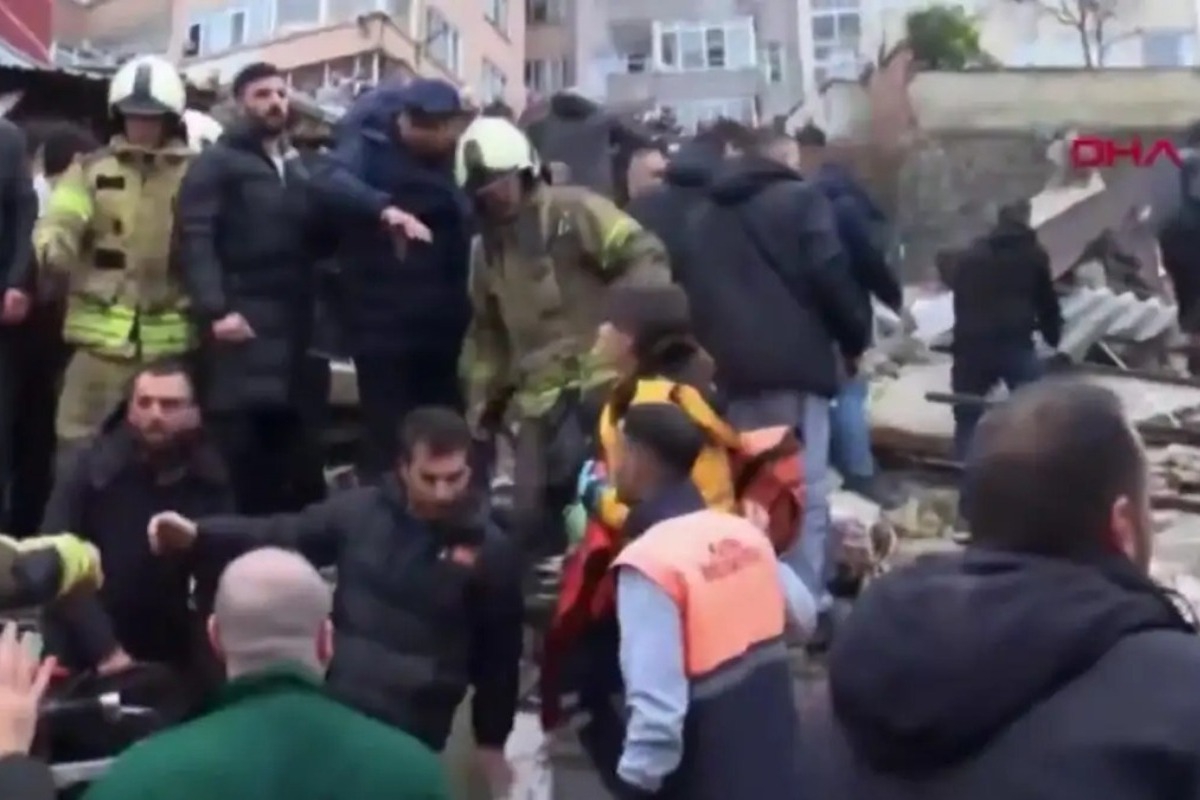 Κωνσταντινούπολη: Κατέρρευσαν δύο κτίρια – Ανασύρθηκαν πέντε άτομα από τα συντρίμμια