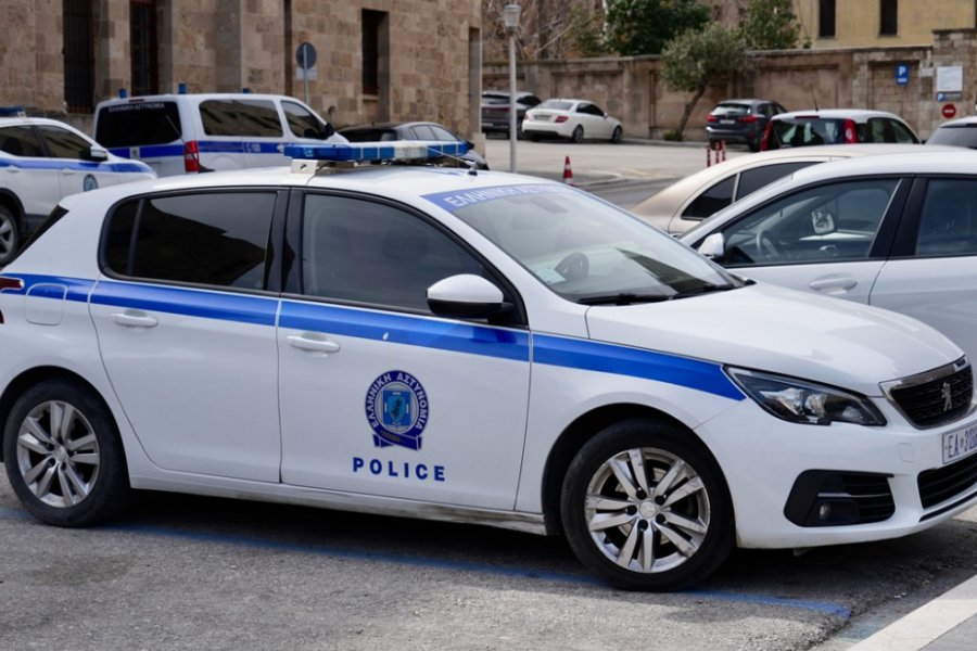Ηράκλειο: Γέμισαν την πόλη με φωτογραφίες γυναίκας, με απρεπείς χαρακτηρισμούς και το τηλέφωνό της