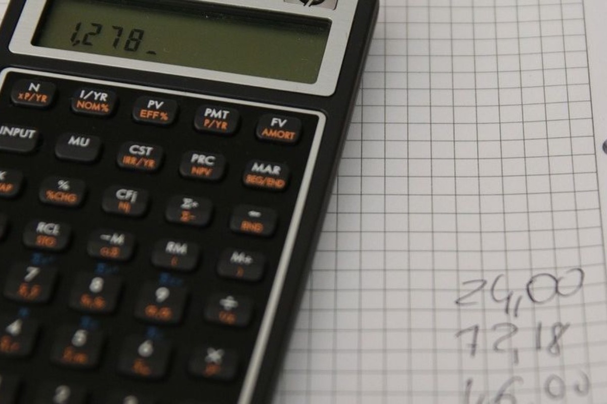 Ελεύθεροι επαγγελματίες: Πόσο θα επιβαρυνθούν φορολογικά από φέτος ‑ Τι γίνεται με τα μπλοκάκια