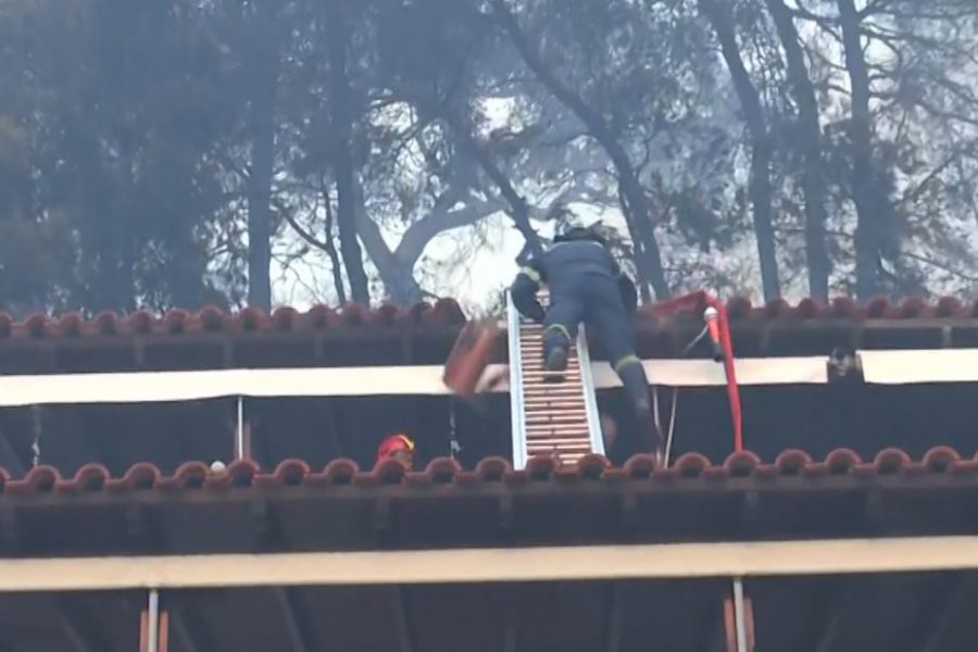 Φωτιά στη Σίβηρη Χαλκιδικής: Καρέ καρέ η πτώση πυροσβέστη από σκάλα σπιτιού μπροστά στην κάμερα