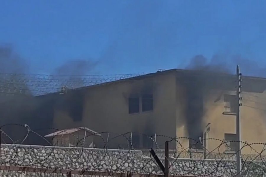 Φωτιά στις φυλακές Κορυδαλλού: Πυκνοί καπνοί βγαίνουν μέσα από τα κελιά – Κρατούμενοι έβαλαν φωτιά σε στρώματα