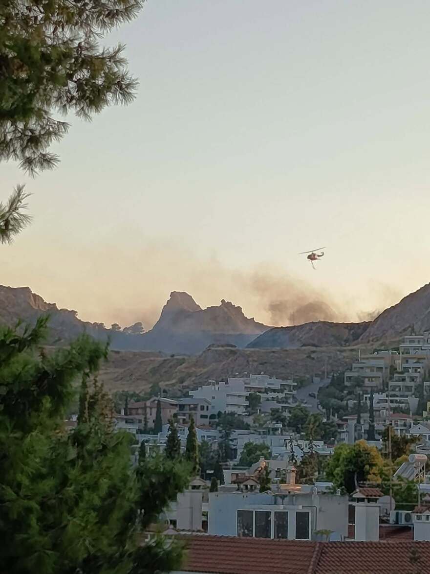 Φωτιά στο Ψυχικό, μεγάλη κινητοποίηση της πυροσβεστικής, επιχειρούν και δύο ελικόπτερα - Δείτε βίντεο
