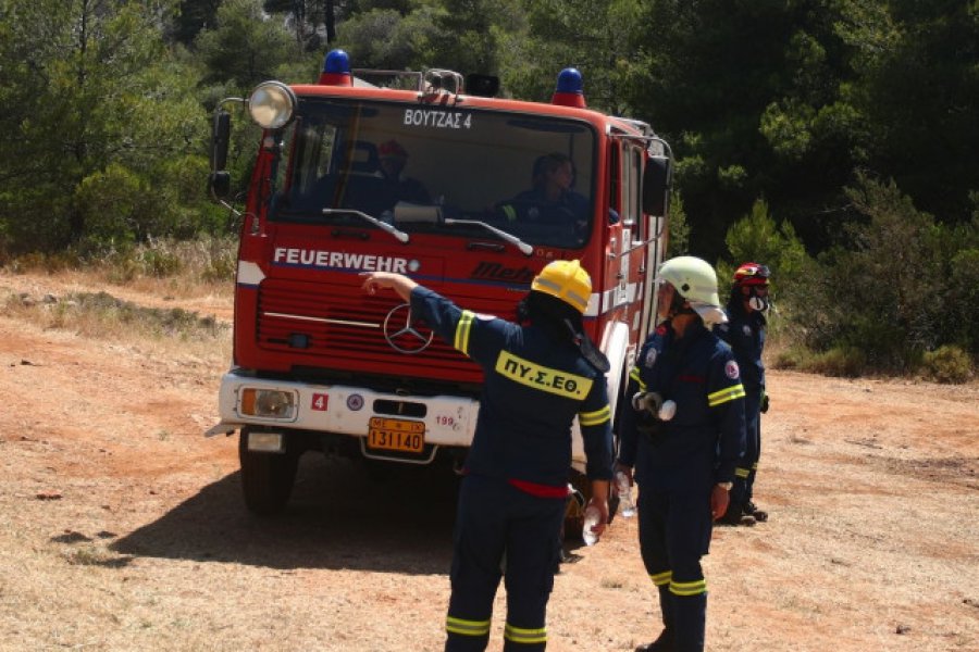 Φωτιά τώρα στο Λουτράκι ‑ Επιχειρούν 47 πυροσβέστες και ένα ελικόπτερο