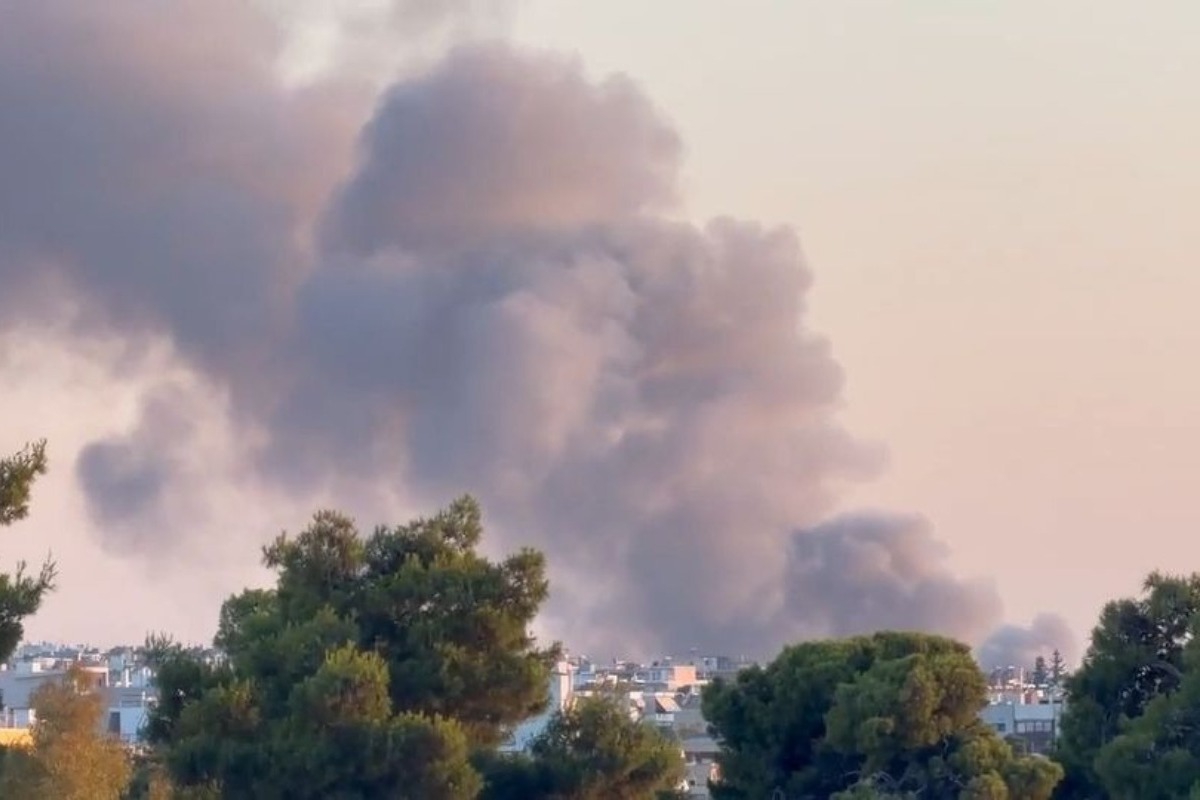Μεγάλη φωτιά τώρα στο θέατρο Μπάντμιντον – Χτύπησε το 112