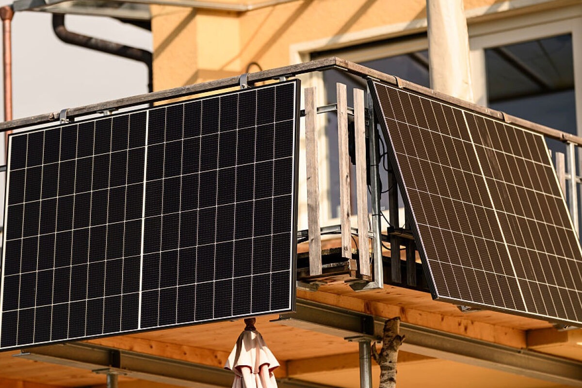 Η Βρετανία φέρνει «plug‑in» φωτοβολταϊκά για τα σπίτια για να καταπολεμήσει την ενεργειακή κρίση λόγω του πολέμου στο Ιράν