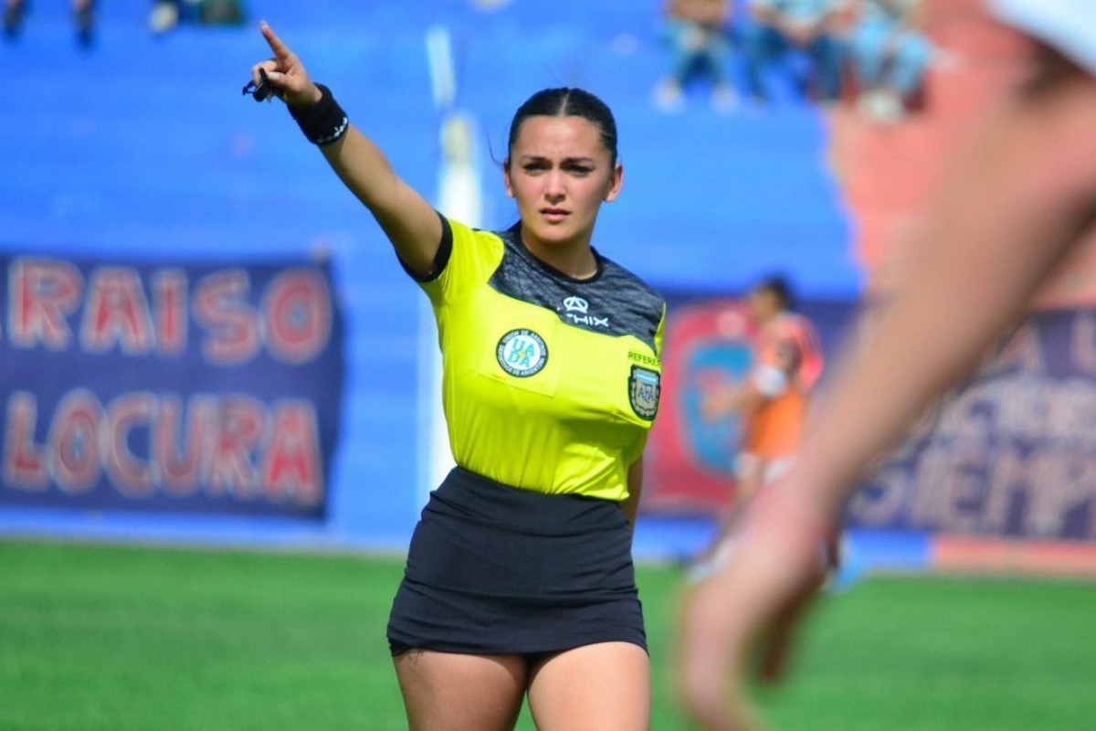 Η εντυπωσιακή γυναίκα διαιτητής,με φούστα την ώρα του αγώνα και μαγνητίζει τα βλέμματα!