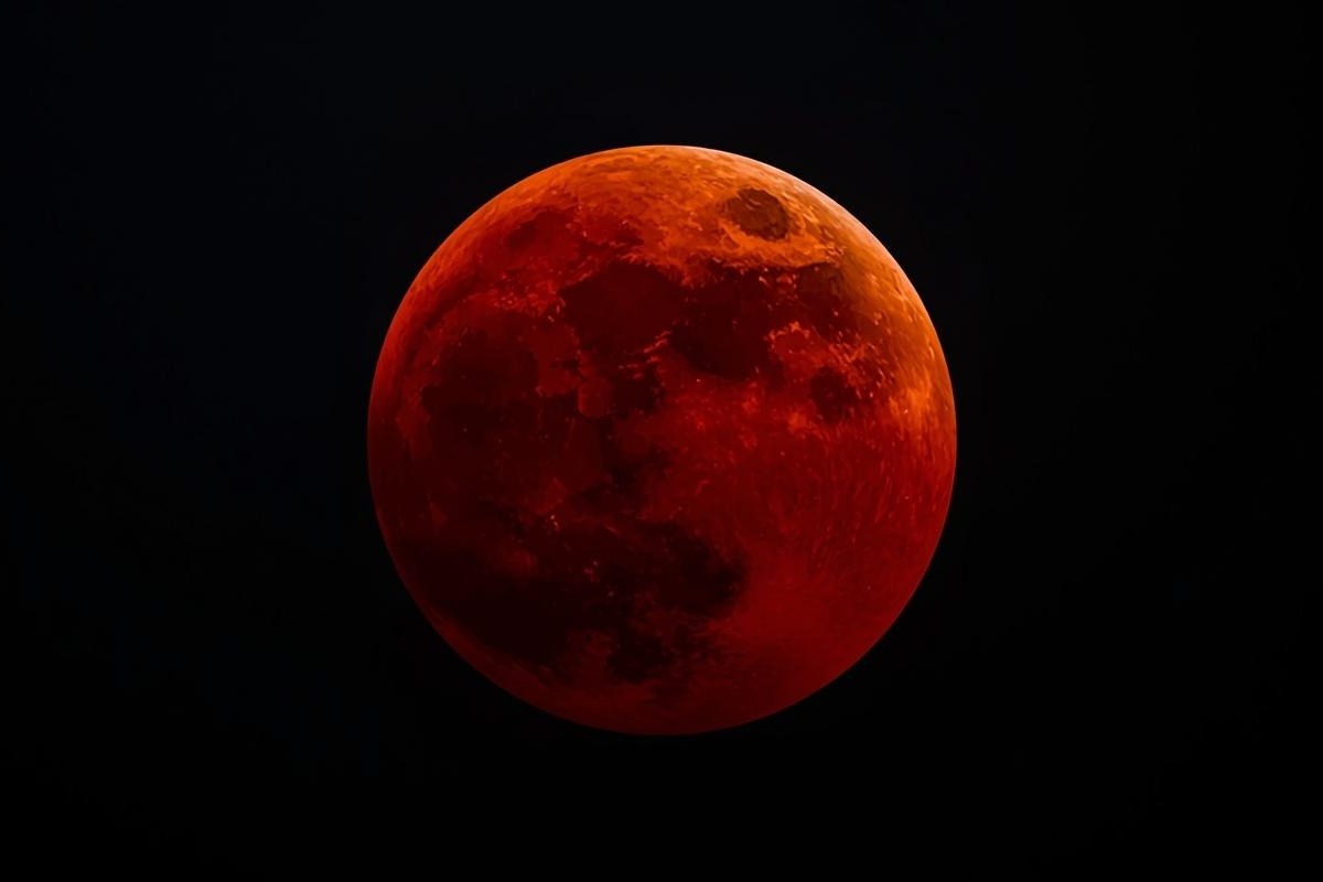 Το φεγγάρι θα «βαφτεί» κόκκινο για 82 λεπτά: Το εντυπωσιακό φαινόμενο που θα καθηλώσει τους πάντες