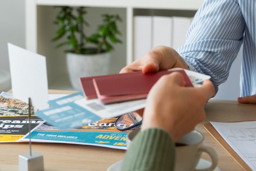 Τι αλλάζει στα ταξιδιωτικά πακέτα στην ΕΕ: Ποιοι οι νέοι κανόνες για αποζημιώσεις και επιστροφές