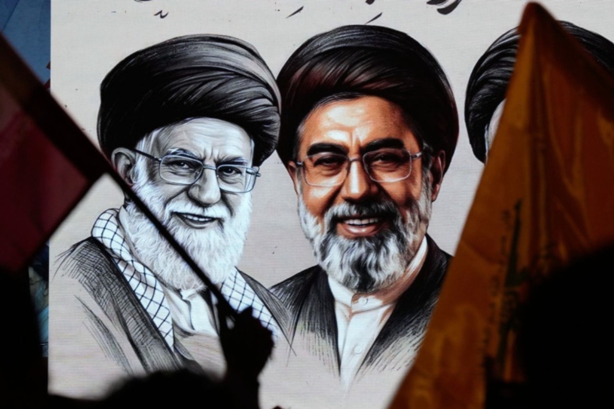 Telegraph ‑ Ηχητικό ντοκουμέντο: Πώς ο Μοτζτάμπα Χαμενεΐ γλίτωσε τον θάνατο για λίγα δευτερόλεπτα