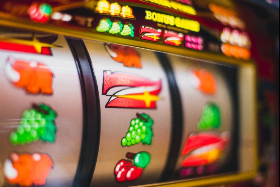 Το νομοσχέδιο για τον παράνομο τζόγο: Tι αλλάζει για influencers, ιστοσελίδες και internet cafe