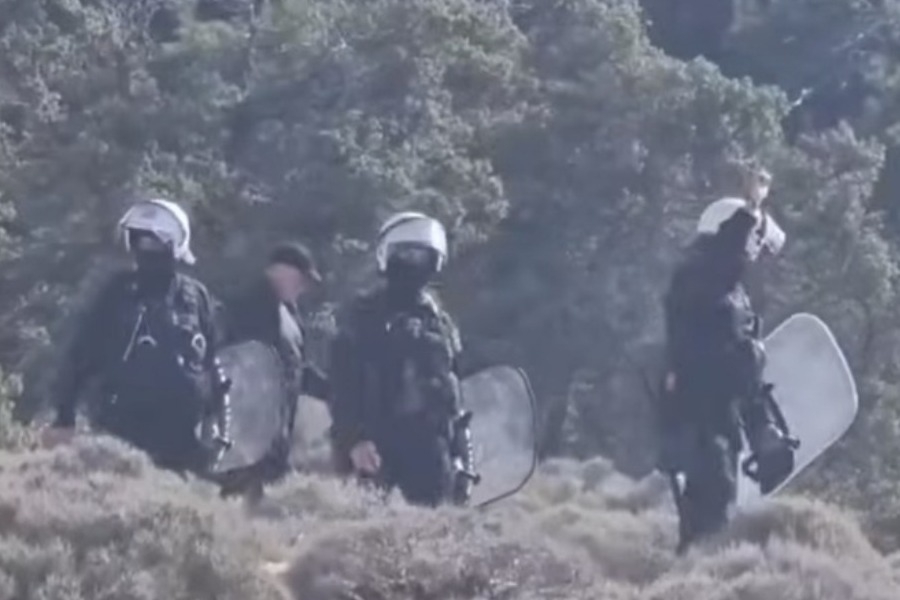 Γαύδος: Επέμβαση ΜΑΤ για αυτοσχέδιες καλύβες σε παραλίες