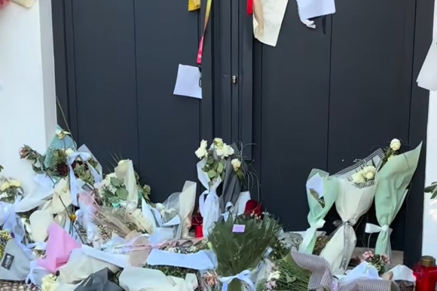 Γιώργος Μαζωνάκης: Λουλούδια και μηνύματα έξω από το σπίτι του γνωστού τραγουδιστή