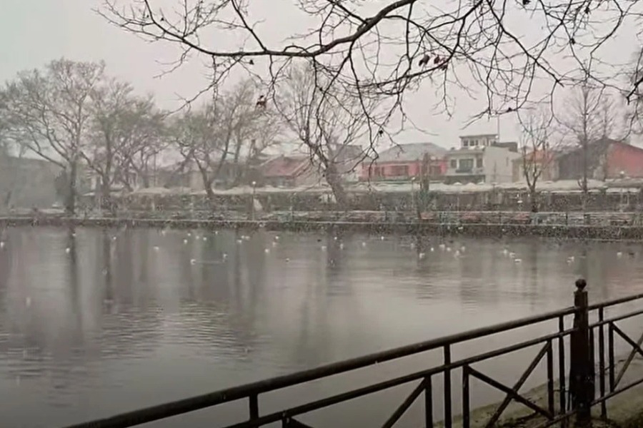 Ιωάννινα στα λευκά: Χιονίζει στο κέντρο της πόλης, μαγευτικές εικόνες από τα ορεινά της Κόνιτσας