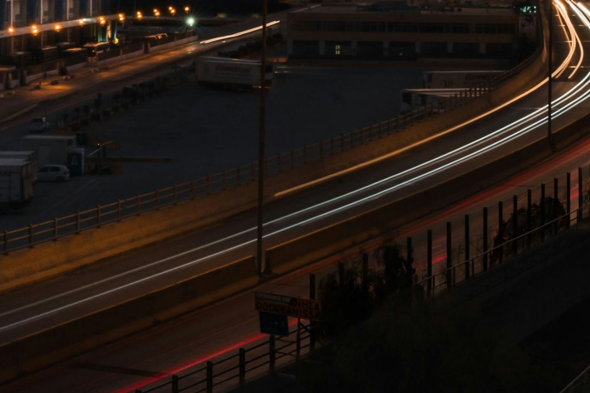 Καθίζηση οδοστρώματος στον Πειραιά: Διεκόπη η κυκλοφορία