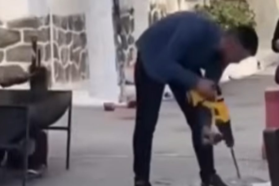 «Ρίχτο!»: Ακραίο γλέντι στην Εύβοια, έσπασαν πιάτα και... τουαλέτες με ηλεκτρικό τρυπάνι και σφυρί