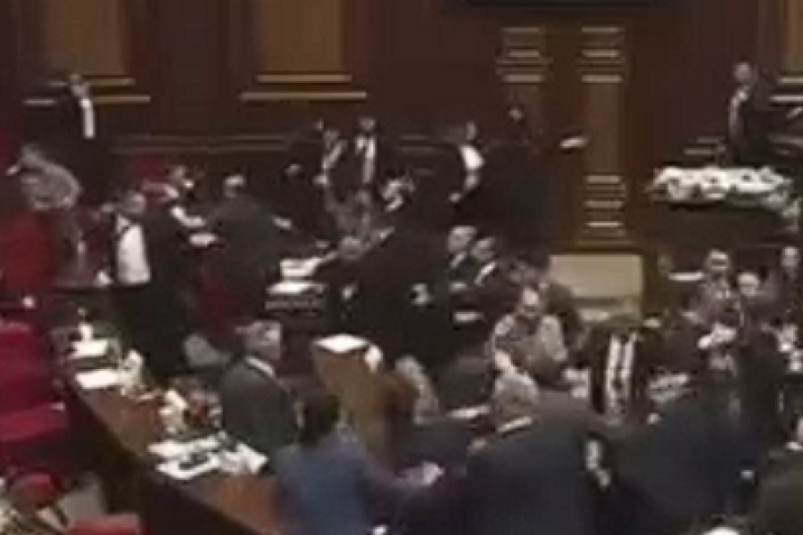 Γροθιές και κλωτσιές στη Βουλή της Αρμενίας, σε live μετάδοση ‑ Το σχόλιο που άναψε τη φωτιά