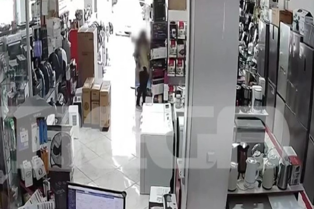 Θεσσαλονίκη: Μπήκε σε κατάστημα, έκλεψε μία ισιωτική και έφυγε σαν κυρία – Δείτε το βίντεο