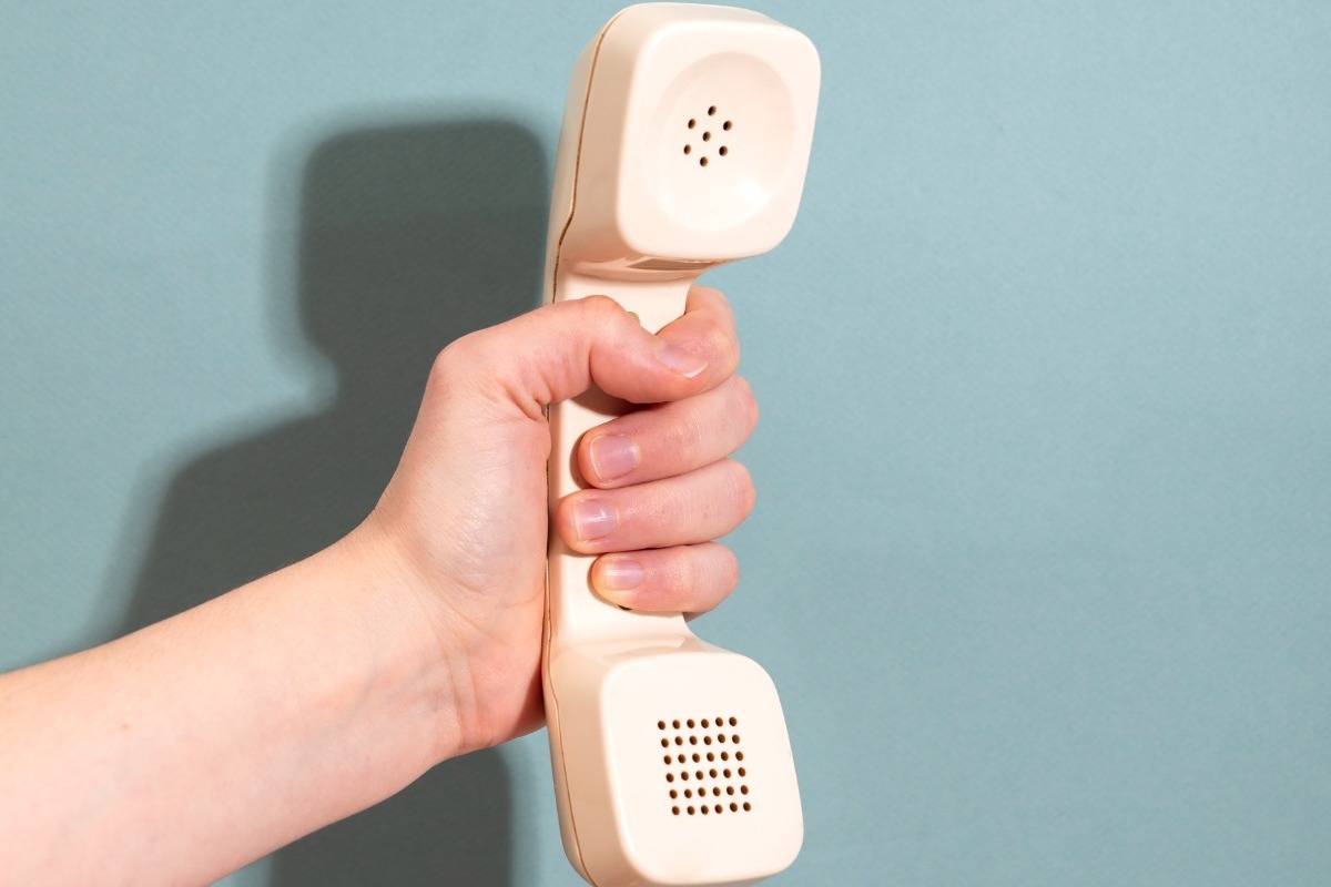 Οι ψυχολόγοι σε παρακαλούν: Ξεκίνα να παίρνεις τηλέφωνα, και σταμάτα τα μηνύματα