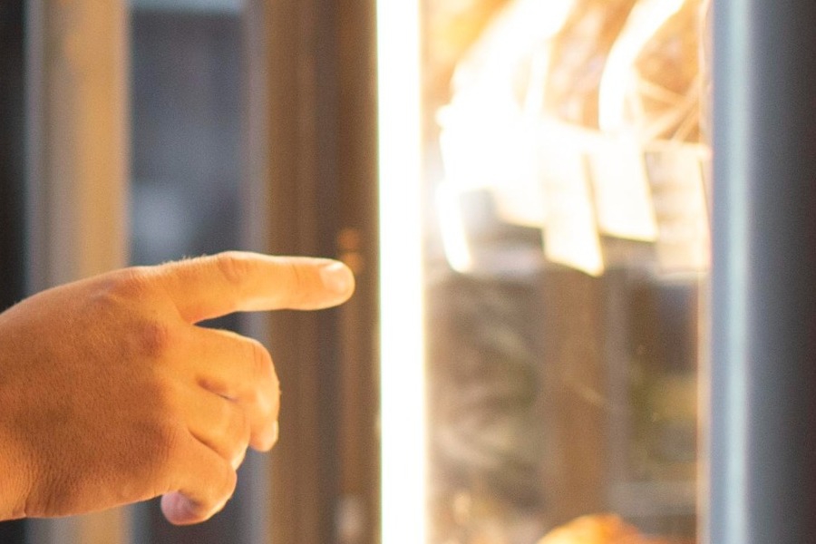 Θεσσαλονίκη: Συνελήφθη ιδιοκτήτρια αυτόματου πωλητή προϊόντων κάνναβης που δεν είχε «κόφτη» για ανήλικους