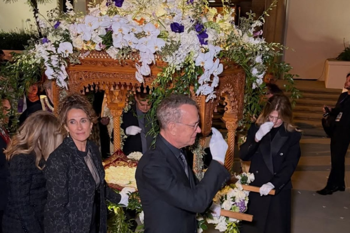 Ο Τομ Χανκς κράτησε τον Επιτάφιο σε εκκλησία στο Λος Αντζελες, δείτε φωτογραφία