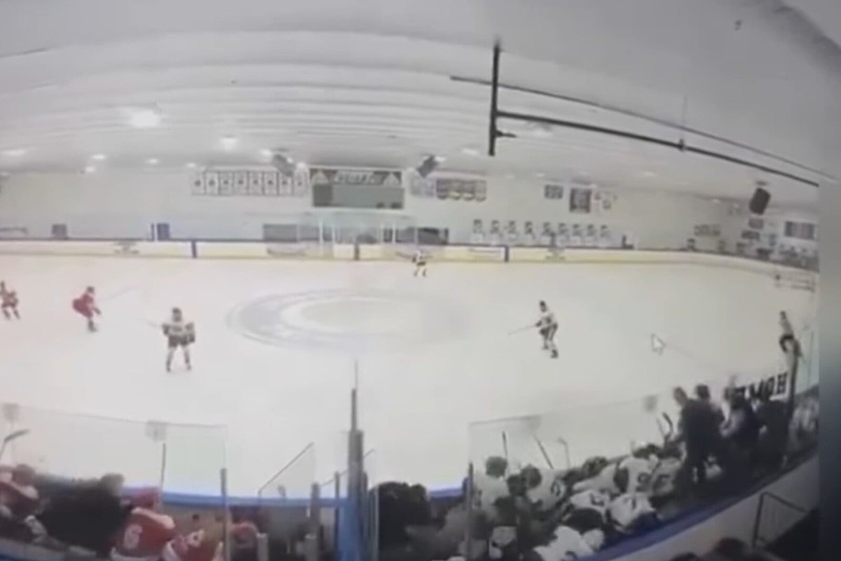 Επίθεση σε γήπεδο χόκεϊ επί πάγου στις ΗΠΑ: «Έχουμε τρεις vεκρoύς» ‑ Η στιγμή των πυροβολισμών την ώρα αγώνα
