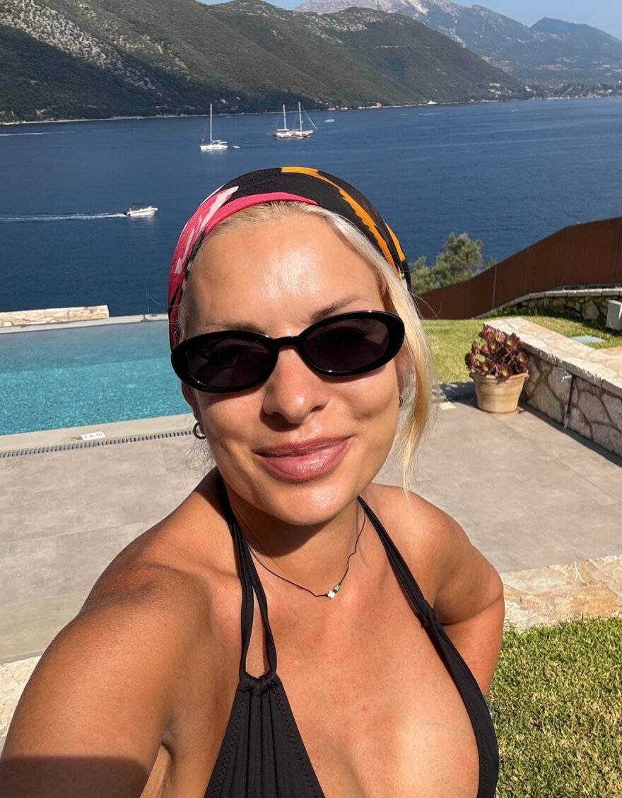Η Μενεγάκη φωτογραφήθηκε αγκαλιά με τον Παντζόπουλο στις διακοπές τους: «Του χρόνου το καλοκαίρι, την ίδια ώρα, στο ίδιο μέρος;»