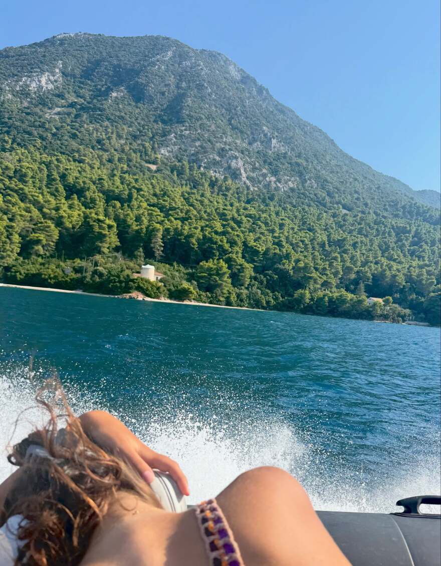 Η Μενεγάκη φωτογραφήθηκε αγκαλιά με τον Παντζόπουλο στις διακοπές τους: «Του χρόνου το καλοκαίρι, την ίδια ώρα, στο ίδιο μέρος;»