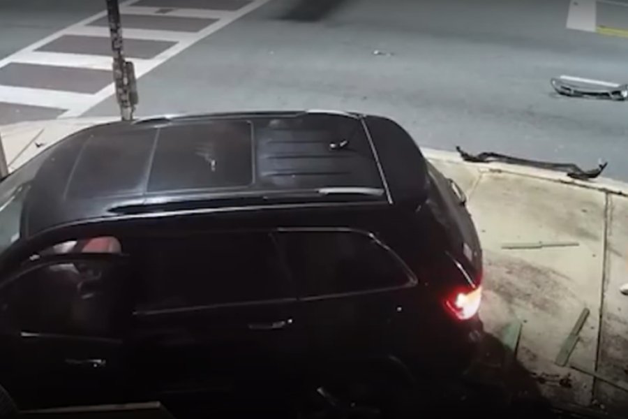 Σταμάτησε να βοηθήσει σε τροχαίο ενώ φορούσε στολή... μπανάνας και έγινε viral στη Φλόριντα
