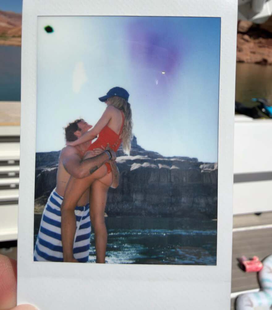 Η Σίντνεϊ Σουίνι άλα Baywatch στις διακοπές με τον σύντροφό της, δείτε φωτογραφίες