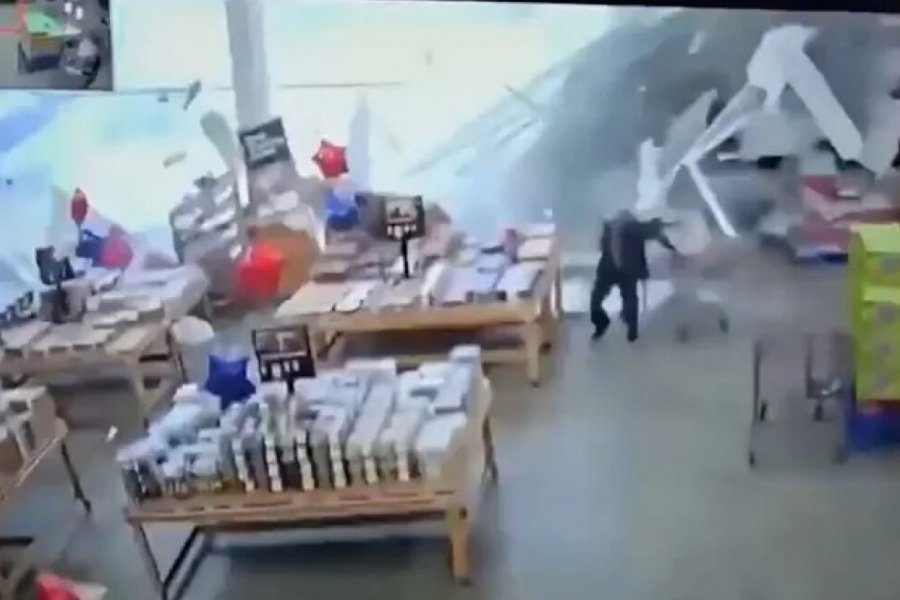 Η στιγμή που καταρρέει η οροφή πολυκαταστήματος στο Νιου Τζέρσεϊ ενώ βρίσκονται μέσα 27 άνθρωποι