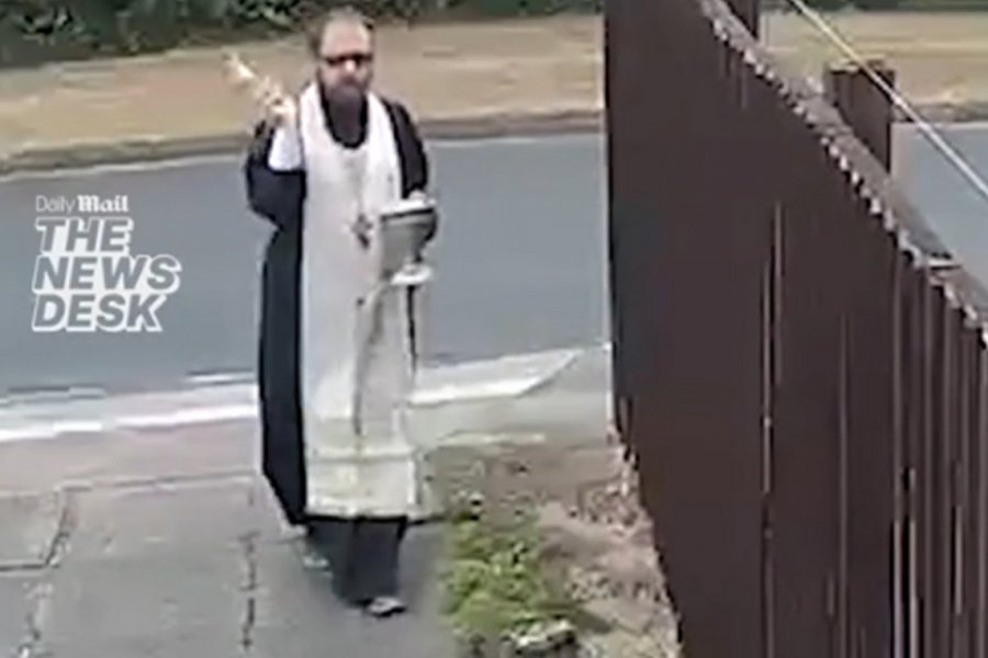 Ιερέας ράντισε με αγιασμό τον φράχτη της γειτόνισσάς του εν μέσω άγριας διαμάχης για τα όρια των οικοπέδων τους