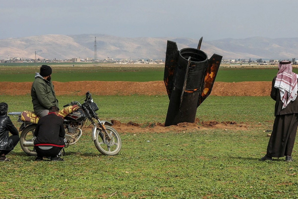 Συρία: Πύραυλος καρφώθηκε δίπλα σε κατοικημένη περιοχή στα σύνορα με την Τουρκία – Έσπευσαν για selfies οι κάτοικοι
